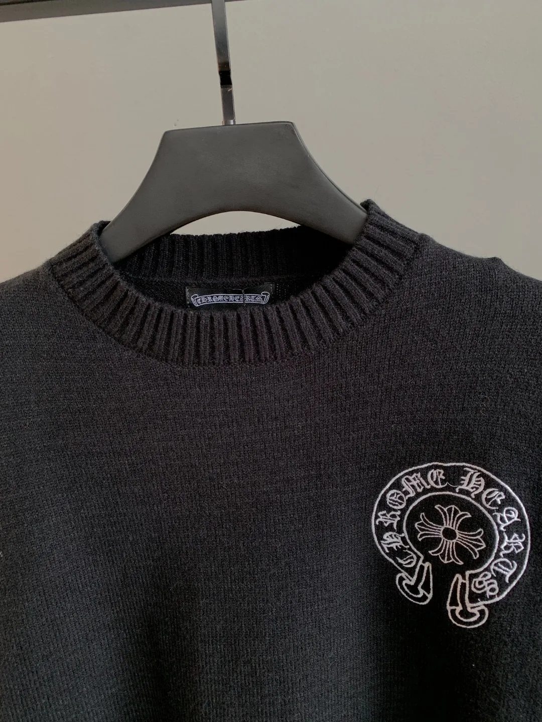 P360 Chrome Hearts 2025 new Sanskrit cross-flower knitted pullover in autumn and winter. The fabric is made of pure cotton wool. It has a delicate and soft touch. The texture is breathable. It is matched with 1x1 thread in the same cylinder. The collar thread is a pure cotton zipper thread. The back is made of imported embroidery machine and is not easy to fall off. It is super delicate. It is like a ceiling. The hangtags are all developed and customized according to the original version. It adopts a box-cut design, which is more simple and loose, and also hides meat and skinny products. The product is extremely difficult. Extremely white and youthful, suitable for both men and women. It is an indispensable simple item in autumn. Positioned tailoring. Oversize. Loose fit. Full of details. Customized matching accessories. Leather embossed craftsmanship. The style is rock and roll retro. The workmanship and texture are first-class. The three labels are consistent. The packaging bag has a logo. It is tall and can be worn by both men and women.